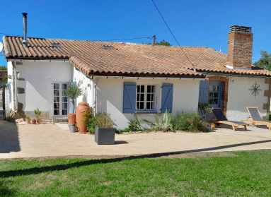 2 Bedroom(s) - 1 Bathroom(s) - 870m² land for sale in Charente, Poitou-Charentes, France - FrenchPropertyPortal.com Charming detached single storey property in prime location for sale for 135,000€ in Charente, Poitou-Charentes