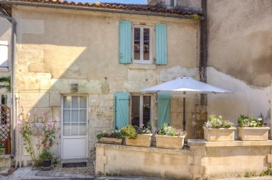Charming village house with pool and barn for sale for 149,000&euro; in Charente, Poitou-Charentes
