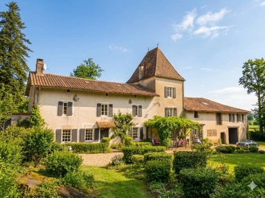 18th century Manor House with Guest Annexe and Swimming Pool for sale for 685,000&euro; in Charente, Poitou-Charentes