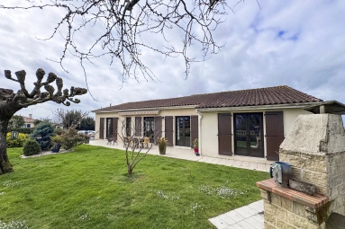 4 Bedroom(s) - 2 Bathroom(s) - 1,925m² land for sale in Charente, Poitou-Charentes, France - FrenchPropertyPortal.com Well-presented bungalow with pool close to Jarnac for sale for 280,340€ in Charente, Poitou-Charentes