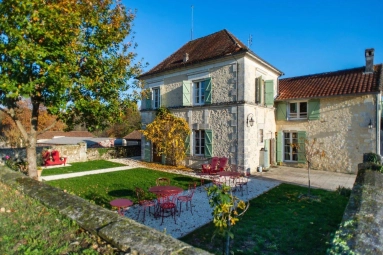 Equestrian Estate set in 41 hectares with a lake for sale for 1,376,000&euro; in Dordogne, Aquitaine