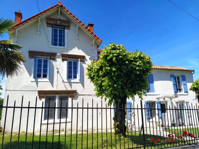14 Bedroom(s) - 13 Bathroom(s) - 14,206m² land for sale in Dordogne, Aquitaine, France - FrenchPropertyPortal.com Exceptional Townhouse Estate with Guest Houses and Events Venue for sale for 850,000€ in Dordogne, Aquitaine