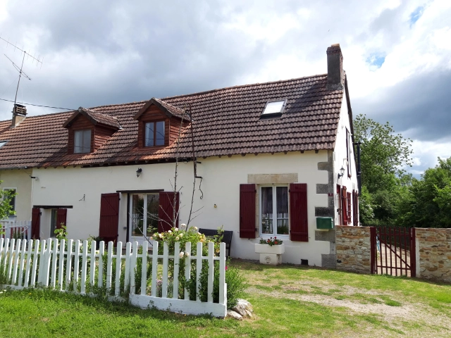 Pretty 3 bedroom cottage with outstanding views for sale for 125,350&euro; in Indre, Centre