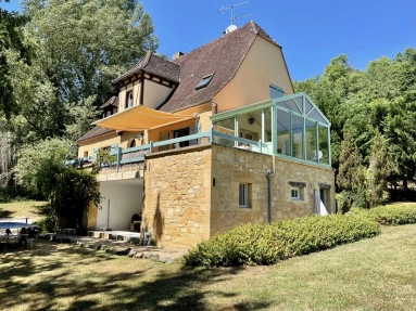 7-Bedroom Family Home with Heated Swimming Pool - only 10 minutes from Gourdon, Lot for sale for 424,000&euro; in Lot, Midi-Pyrénées