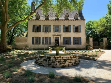 Stunning manor house estate with pool and 5ha of parkland for sale for 1,950,000€ in Aveyron, Midi-Pyrénées