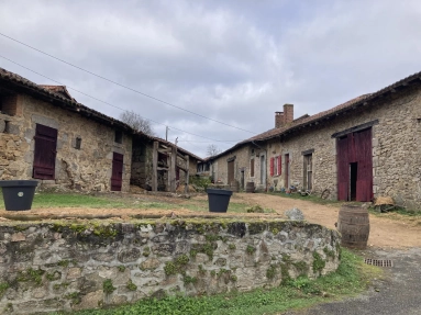 Charming old forge, barn and courtyard to be renovated for sale for 46,000€ in Dordogne, Aquitaine