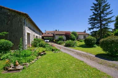 2 bed bungalow plus large barn on edge of small village for sale for 159,950&euro; in Charente, Poitou-Charentes