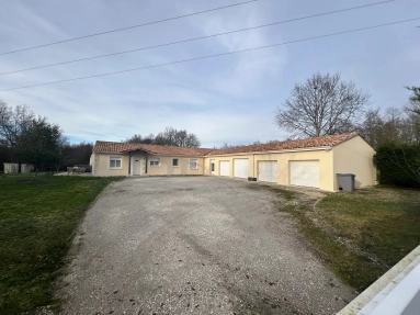 5 Bedroom(s) - 2 Bathroom(s) - 2,142m² land for sale in Charente-Maritime, Poitou-Charentes, France - FrenchPropertyPortal.com Large bungalow in excellent condition, close to amenities for sale for 298,565€ in Charente-Maritime, Poitou-Charentes