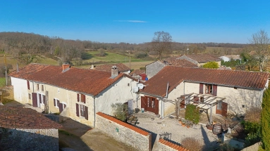 4 Bedroom(s) - 3 Bathroom(s) - 928m² land for sale in Charente, Poitou-Charentes, France - FrenchPropertyPortal.com Spacious stone country property plus guest cottage close to Verteuil-sur-Charente for sale for 296,800€ in Charente, Poitou-Charentes