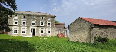 Lovely Charentaise house to finish renovating with outbuildings and garden for sale for 194,400&euro; in Charente, Poitou-Charentes