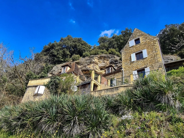 Exceptional Semi- Troglodyte Property with Private Cave and Dordogne views. for sale for 340,000&euro; in Dordogne, Aquitaine