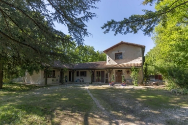 Spacious 5-bedroom retreat with pool and very susbtantial outbuildings for sale for 875,000&euro; in Charente, Poitou-Charentes