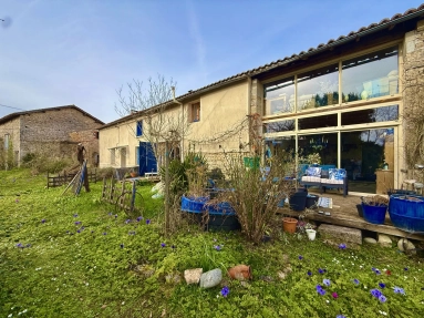 Spacious character home with 3 bedrooms and independent annex, ideally located near local amenities. for sale for 158,760&euro; in Charente, Poitou-Charentes