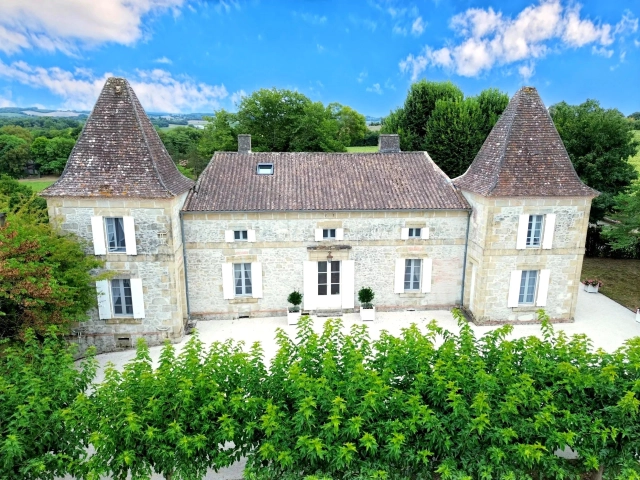 7 Bedroom(s) - 4 Bathroom(s) - 11,078m² land for sale in Lot-et-Garonne, Aquitaine, France - FrenchPropertyPortal.com Elegant French Manor with Tower Bedrooms, Guest Cottage and Pool for sale for 799,999€ in Lot-et-Garonne, Aquitaine