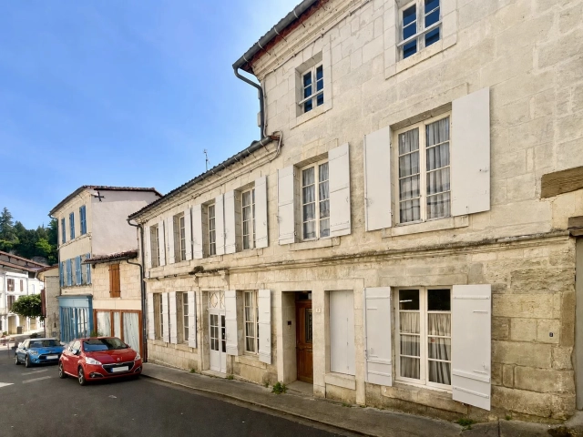 5 bedroom Village house with a large garden. for sale for 246,100&euro; in Charente, Poitou-Charentes