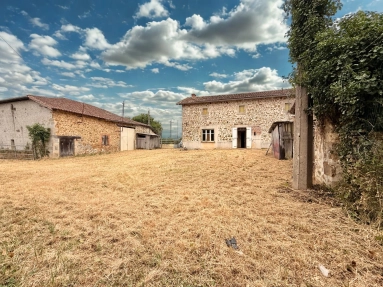2 Bedroom(s) - 1 Bathroom(s) - 1,000m² land for sale in Charente, Poitou-Charentes, France - FrenchPropertyPortal.com Charming property with barn and potential near Brigueuil for sale for 51,000€ in Charente, Poitou-Charentes