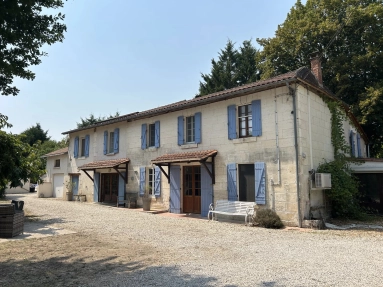 Spacious 6 bed, 5 bath detached residence with pool for sale for 395,000&euro; in Charente, Poitou-Charentes