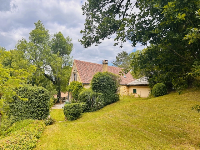 French country house with guest house, pool and private gardens near Gourdon for sale for 245,030&euro; in Lot, Midi-Pyrénées