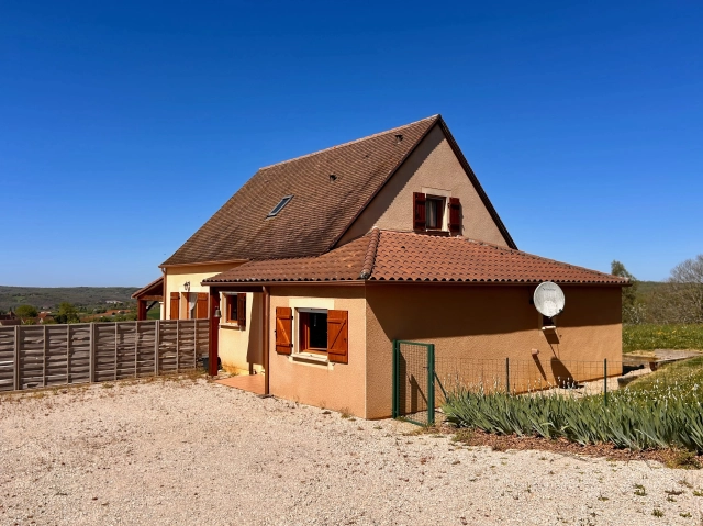 4-bed house with heated pool and superb west-facing views near Gourdon, Lot for sale for 350,000&euro; in Lot, Midi-Pyrénées