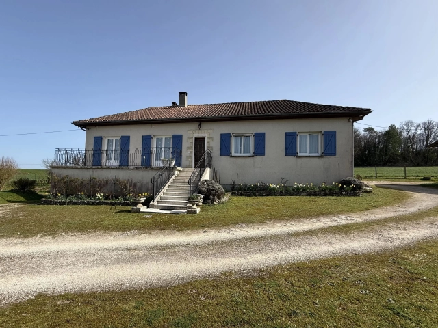 Spacious light-filled countryside home on edge of popular village for sale for 371,000&euro; in Dordogne, Aquitaine