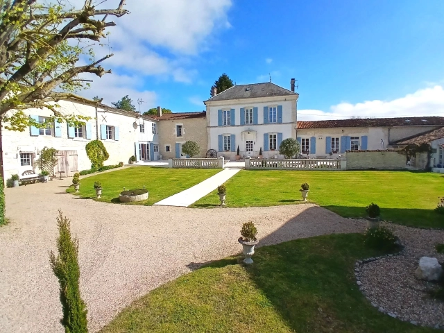 Elegant manor house estate with 8 bedrooms, guest house and a pool for sale for 954,000&euro; in Charente-Maritime, Poitou-Charentes