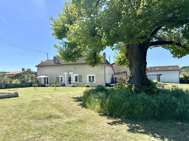 4 Bedroom(s) - 2 Bathroom(s) - 3,861m² land for sale in Charente, Poitou-Charentes, France - FrenchPropertyPortal.com Stylish renovated country home with swimming pool and separate barn for sale for 395,000€ in Charente, Poitou-Charentes
