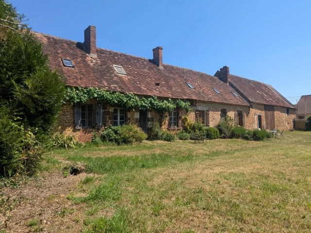 Beautiful longère with additional guest annex for sale for 224,999&euro; in Indre, Centre