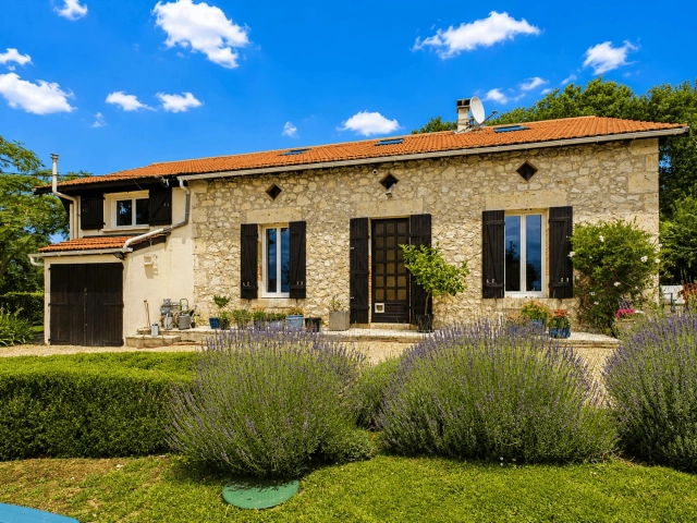 4 Bedroom(s) - 4 Bathroom(s) - 3,707m² land for sale in Lot-et-Garonne, Aquitaine, France - FrenchPropertyPortal.com Secluded house and pool with far reaching views for sale for 499,950€ in Lot-et-Garonne, Aquitaine