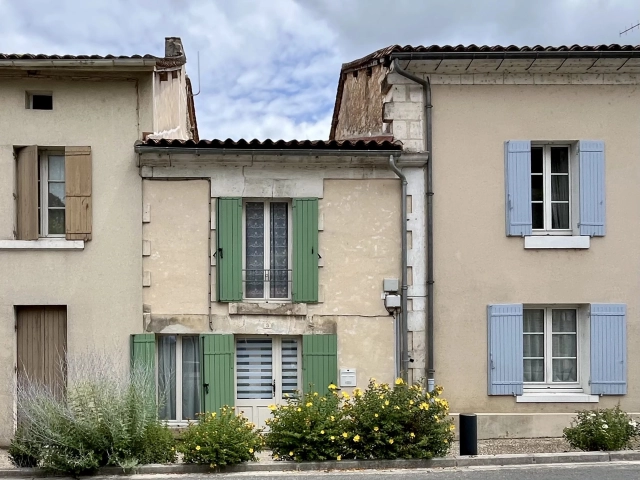 2 Bedroom(s) - 1 Bathroom(s) - 44m² land for sale in Charente, Poitou-Charentes, France - FrenchPropertyPortal.com Excellent condition two bedroom house in Aubeterre-sur-Dronne for sale for 96,800€ in Charente, Poitou-Charentes