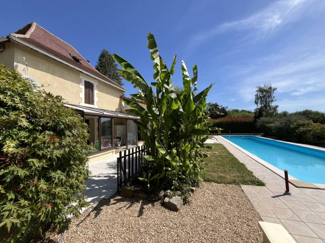 Immaculate family home with swimming pool and large garden for sale for 299,600&euro; in Dordogne, Aquitaine