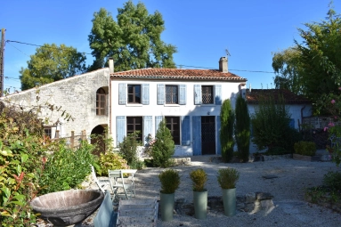 7 Bedroom(s) - 2 Bathroom(s) - 1,558m² land for sale in Charente-Maritime, Poitou-Charentes, France - FrenchPropertyPortal.com Beautiful, unique and characterful ensemble near Aulnay for sale for 285,000€ in Charente-Maritime, Poitou-Charentes