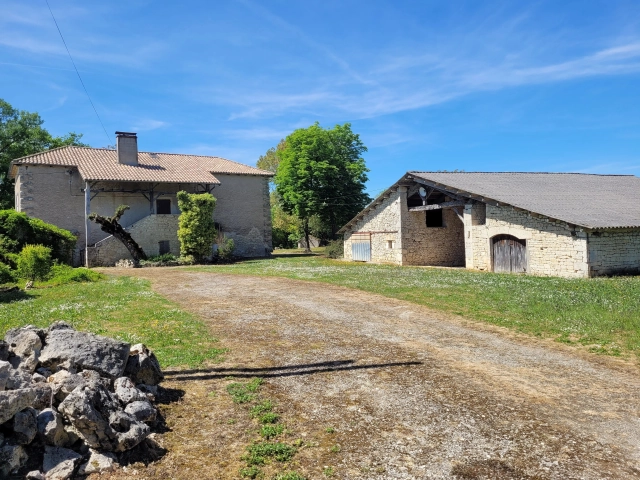 Former family stone hamlet in need of renovation , complete with barns for sale for 230,000&euro; in Tarn-et-Garonne, Midi-Pyrénées