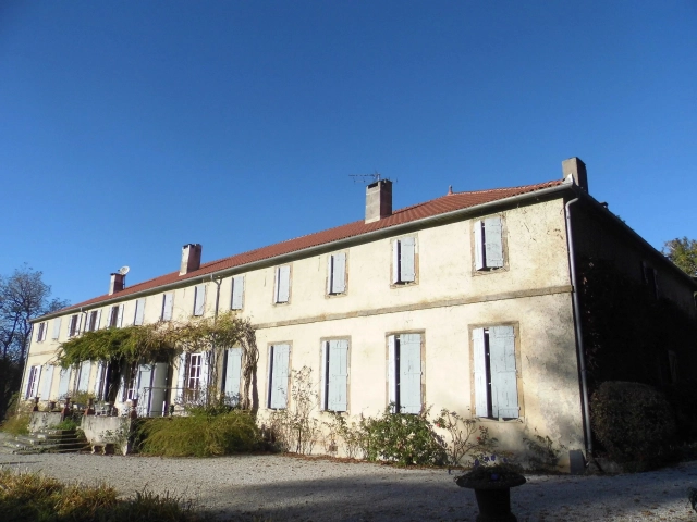 Elegant Estate with Manor House and 4 other dwellings in 10 hectares of land in the the Black Mountain area for sale for 850,000&euro; in Tarn, Midi-Pyrénées