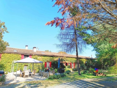 10 Bedroom(s) - 5 Bathroom(s) - 8,116m² land for sale in Charente, Poitou-Charentes, France - FrenchPropertyPortal.com Beautifully Presented Character House with Income Opportunities for sale for 344,500€ in Charente, Poitou-Charentes