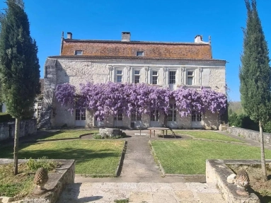 Historically important fortified manor house with guest annexe and large barn for sale for 1,395,000&euro; in Gironde, Aquitaine