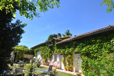 3 Bedroom(s) - 2 Bathroom(s) - 9,853m² land for sale in Charente, Poitou-Charentes, France - FrenchPropertyPortal.com 3 bed farmhouse near to Aubeterre for sale for 339,200€ in Charente, Poitou-Charentes