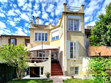 4 Bedroom(s) - 3 Bathroom(s) - 176m² land for sale in Lot-et-Garonne, Aquitaine, France - FrenchPropertyPortal.com Substantial 4 bed / 3 bath town house with garden for sale for 230,000€ in Lot-et-Garonne, Aquitaine