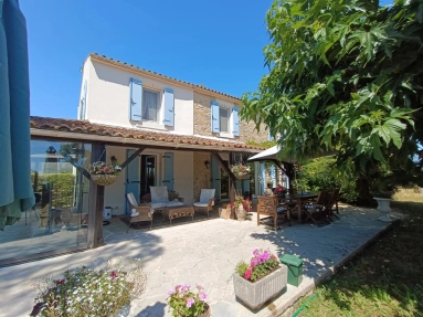 Charming house with pool and guest cottage near Maillezais for sale for 350,000&euro; in Vendée, Pays-de-la-Loire