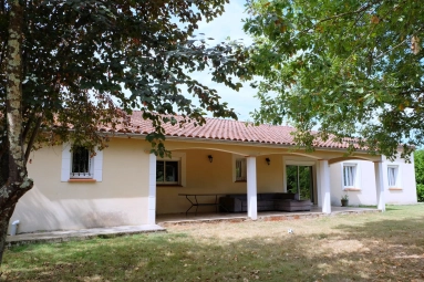4 Bedroom(s) - 1 Bathroom(s) - 2,000m² land for sale in Lot-et-Garonne, Aquitaine, France - FrenchPropertyPortal.com Riverside village - large four bedroom house for sale for 278,200€ in Lot-et-Garonne, Aquitaine