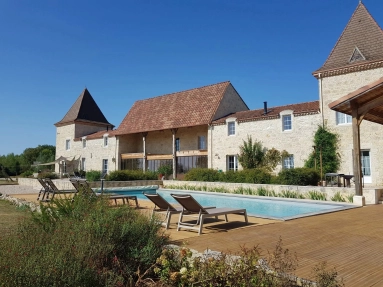 6 Bedroom(s) - 4 Bathroom(s) - 32,461m² land for sale in Lot-et-Garonne, Aquitaine, France - FrenchPropertyPortal.com Stunningly renovated farmhouse with guest accommodations and swimming pool within walking distance to lively town for sale for 790,000€ in Lot-et-Garonne, Aquitaine