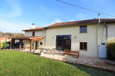 Barn conversion with attached guest house for sale for 249,950&euro; in Charente, Poitou-Charentes