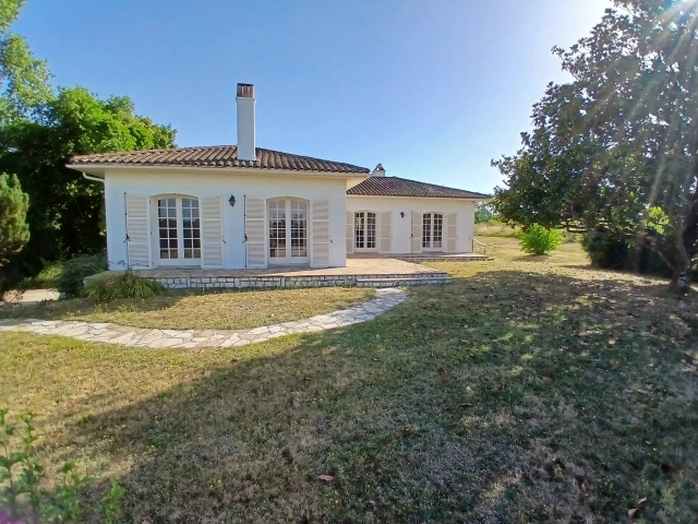 5 Bedroom(s) - 1 Bathroom(s) - 19,716m² land for sale in Charente-Maritime, Poitou-Charentes, France - FrenchPropertyPortal.com Traditional family home, close to local amenities for sale for 299,600€ in Charente-Maritime, Poitou-Charentes