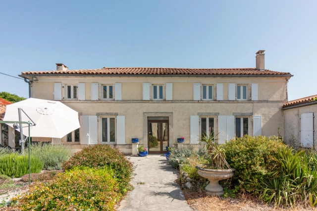 Spacious stone house with pool and outbuilding for sale for 371,000&euro; in Charente, Poitou-Charentes