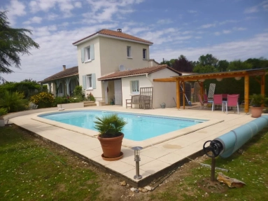 5 Bedroom(s) - 3 Bathroom(s) - 2,363m² land for sale in Gironde, Aquitaine, France - FrenchPropertyPortal.com Light-filled, 4/5 bedroom house with pool, secure garden in quiet location for sale for 371,000€ in Gironde, Aquitaine