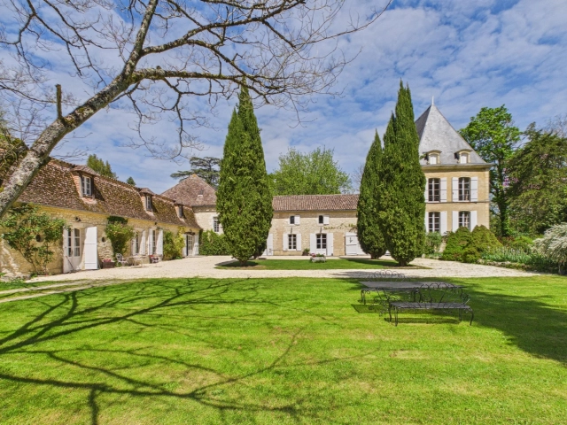 15th Century Chateau less than 30 minutes from Bergerac for sale for 1,390,000&euro; in Lot-et-Garonne, Aquitaine