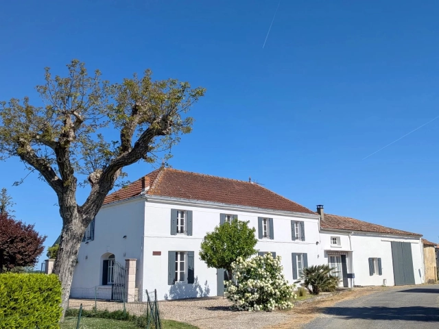 Magnificent charentaise farmhouse and former Cognac distillery for sale for 399,900&euro; in Charente-Maritime, Poitou-Charentes