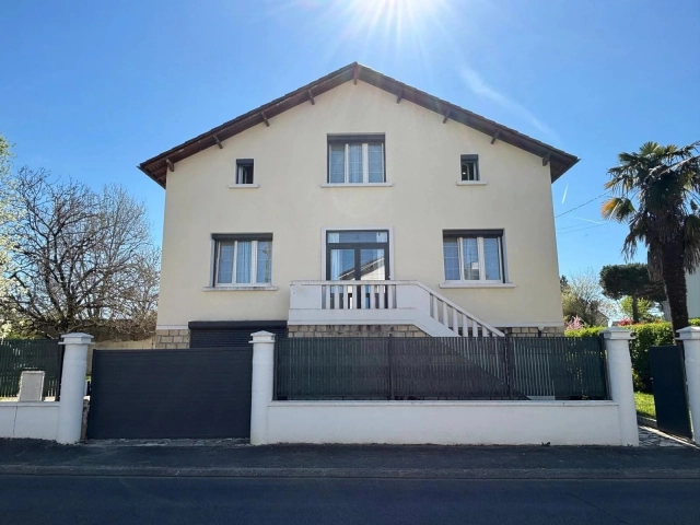 5 Bedroom(s) - 2 Bathroom(s) - 1,604m² land for sale in Dordogne, Aquitaine, France - FrenchPropertyPortal.com Gorgeous renovated, light and bright family home in quiet location for sale for 402,800€ in Dordogne, Aquitaine