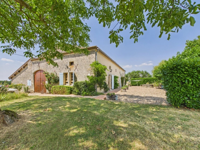 4 Bedroom(s) - 2 Bathroom(s) - 4,000m² land for sale in Lot-et-Garonne, Aquitaine, France - FrenchPropertyPortal.com Immense 4-bed house with large pool and no close neighbours for sale for 499,950€ in Lot-et-Garonne, Aquitaine