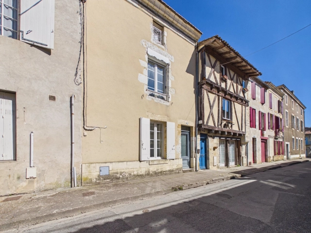 3 Bedroom(s) - 3 Bathroom(s) - 170m² land for sale in Gironde, Aquitaine, France - FrenchPropertyPortal.com Bourgeois town house with river views for sale for 349,800€ in Gironde, Aquitaine