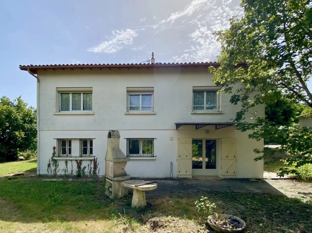 1970s Family Home with Excellent Potential and Large Outbuilding in Monflanquin for sale for 154,780&euro; in Lot-et-Garonne, Aquitaine